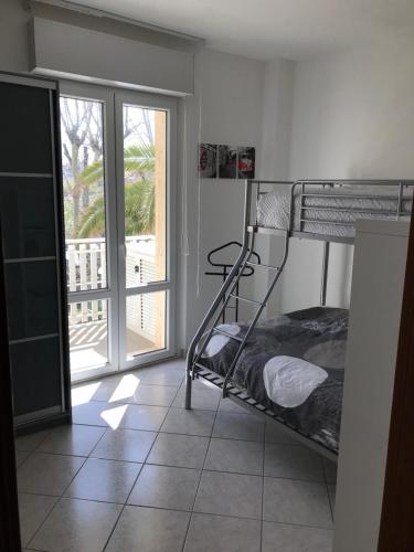 sypialnia z łóżkiem piętrowym i balkonem w obiekcie Dolce Sogno w mieście Alghero