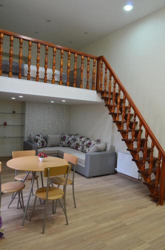 una sala de estar con un sofá y una mesa en Sololaki Hill, en Tiflis