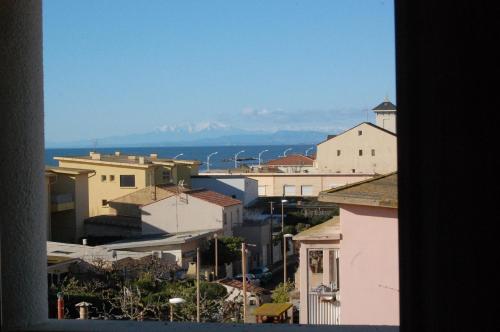 - une vue sur la ville avec ses bâtiments et l'océan dans l'établissement Hotel De La Plage, à Valras-Plage