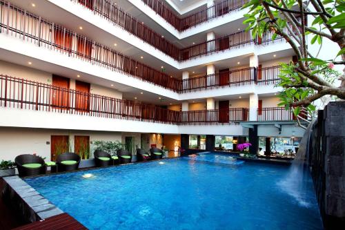 Kolam renang di atau di dekat Sun Royal Hotel