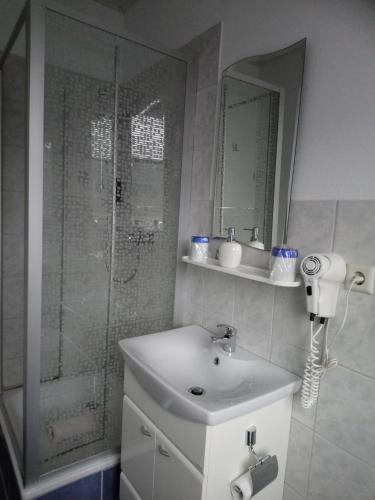 Kylpyhuone majoituspaikassa Pension Röhrig