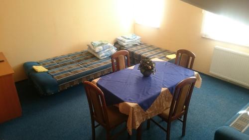 a room with a table and a bed in a room at O.W.Bingo in Bieszkowice