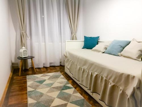 sypialnia z łóżkiem i dywanem w obiekcie Promenada Apartment w Konstancy