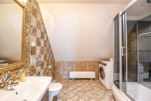 Ένα μπάνιο στο KUBU 4-rooms apartment
