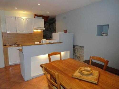une cuisine et une salle à manger avec une table et un réfrigérateur dans l'établissement La Tour, à Creysse