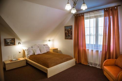 1 dormitorio con cama y ventana grande en Prague Sweet Home en Praga