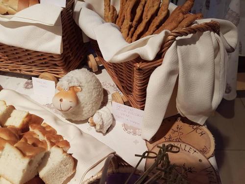 a table with bread and a basket with a sheep on it at Chalet Nel Doch in Canale San Bovo