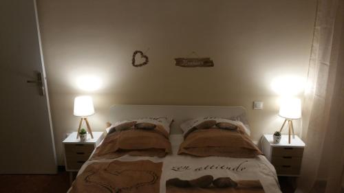Ein Bett oder Betten in einem Zimmer der Unterkunft le COIN salonais