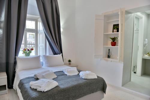 Postel nebo postele na pokoji v ubytování Douskos Port House