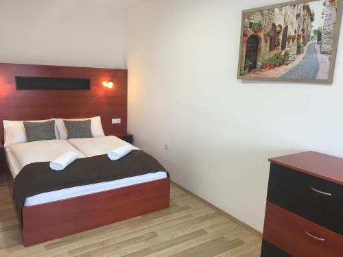Posteľ alebo postele v izbe v ubytovaní F&M Apartman