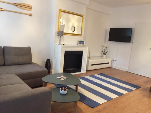 Televízia a/alebo spoločenská miestnosť v ubytovaní Apartamenty Blisko Plaży Podczele