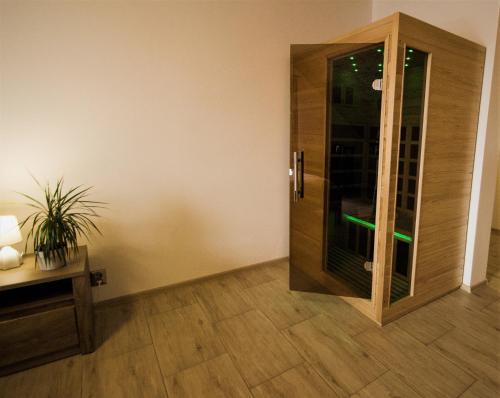 a room with a glass door with a green light at Penzion Na Americe in Nové Jirny