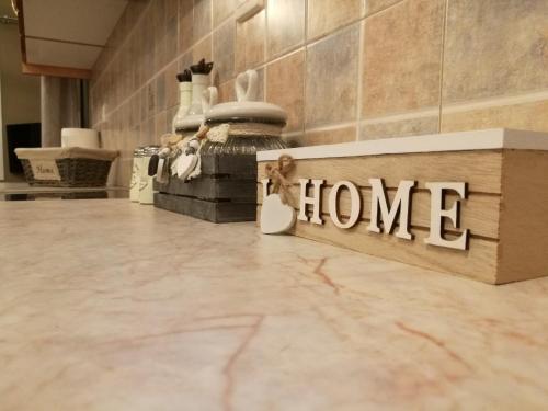 Znak ze sklepu ze słowem "dom" na podłodze. w obiekcie Ionian Citizen Apartment w Korfu