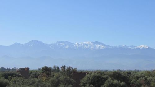 a view of the mountains in the distance at Villa La Zitoune in Aghmat