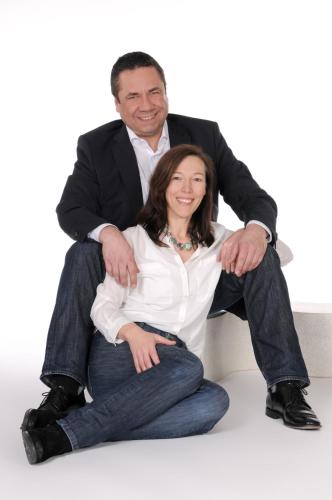a man and a woman sitting on the floor at Rieslingstube bei Britta & Joachim in Undenheim