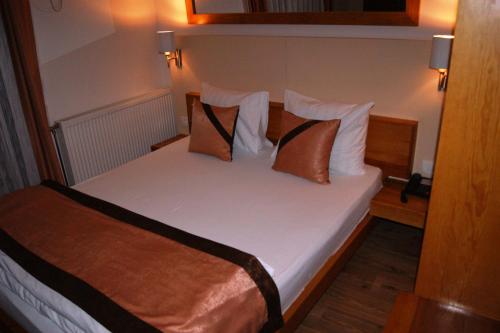 Postel nebo postele na pokoji v ubytování Hotel Prizreni
