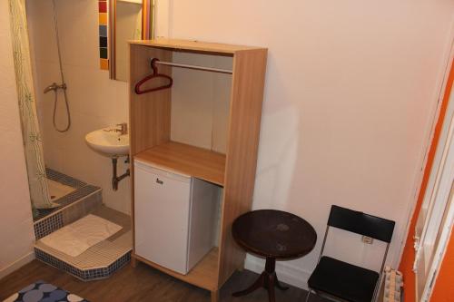 a small bathroom with a sink and a toilet at Pensión Arosa in Barcelona