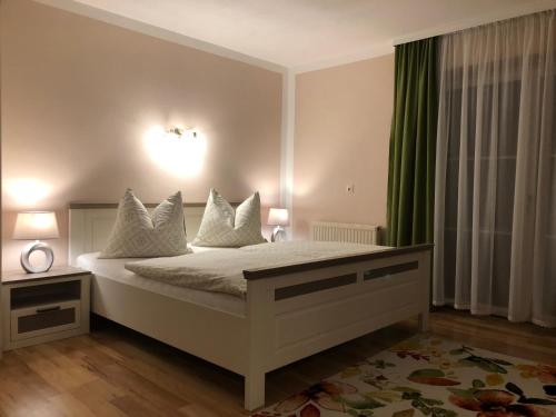 מיטה או מיטות בחדר ב-Ferienwohnungen Thalmeier