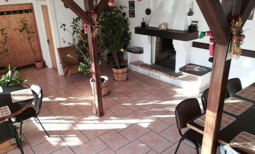 un patio con chimenea, mesas y sillas en Pensiunea Amo, en Vălenii de Munte