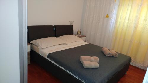 a bedroom with a bed with two towels on it at Apartment Stanisic in Korčula