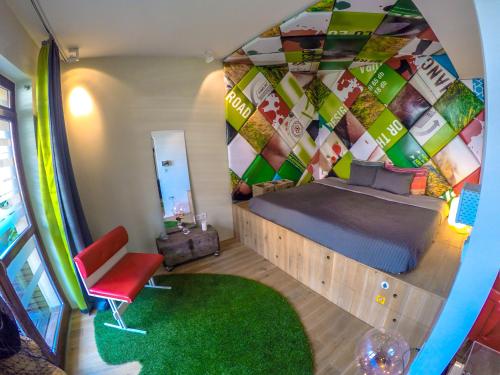 ブダペストにあるS14* DesignApartment with gardenのカラフルな壁のベッド1台が備わる客室です。