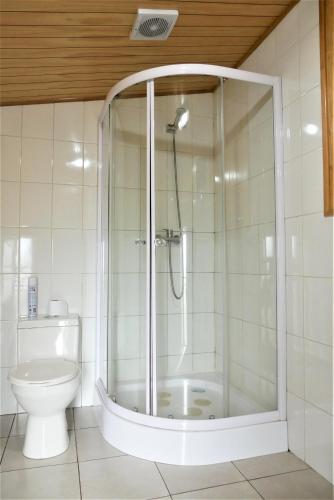 un baño con ducha y WC en Hospedaje Maria, en Castro