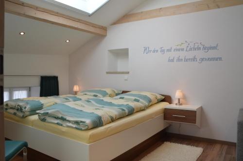 - un lit dans une chambre avec un panneau mural dans l'établissement Beim Schuster, à Pappenheim