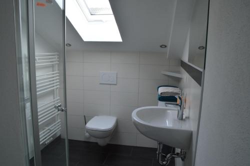La salle de bains est pourvue de toilettes, d'un lavabo et d'une lucarne. dans l'établissement Beim Schuster, à Pappenheim