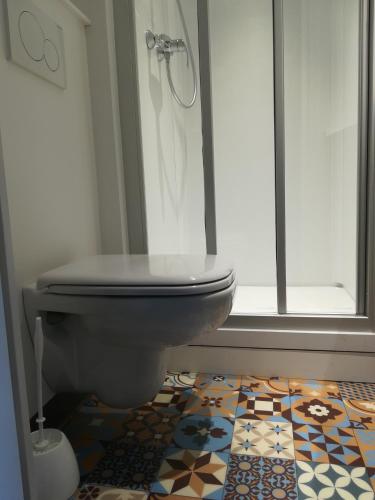 a bathroom with a toilet and a shower at hotelF1 Avignon Centre Courtine gare TGV in Avignon