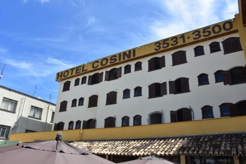 a hotel costinimum sign on the side of a building at Hotel Cosini in São Sebastião do Paraíso