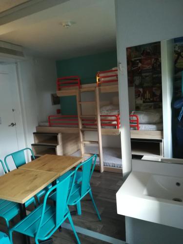 a room with a table and chairs and bunk beds at hotelF1 Avignon Centre Courtine gare TGV in Avignon