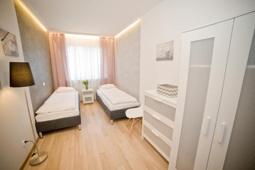 ソポトにあるCharlotte Apartment - Hav Apartsのベッドと窓が備わる小さな客室です。