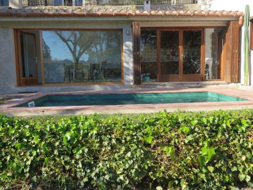 a swimming pool in front of a house at Galliner in Sant Martí d’Empúries