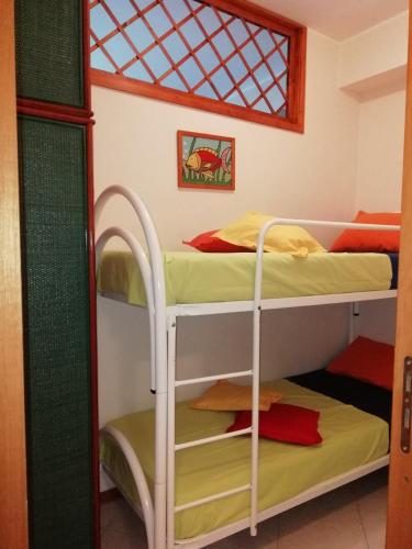 two bunk beds in a room with a window at Casa Vacanze Trinacria in Riposto