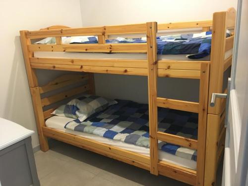 a couple of bunk beds in a room at Sainte Maxime 4 pièces in Sainte-Maxime