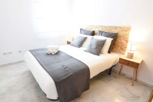 Кровать или кровати в номере P&P Apartaments Carrera de Capuchinos
