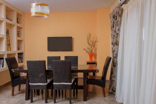TV a/nebo společenská místnost v ubytování Klisouri Beach Villa