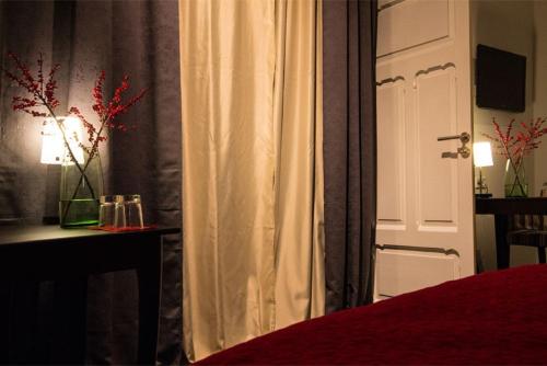a bedroom with a bed and a window with a curtain at 1891 Hildesheim Boutique Hotel in Hildesheim