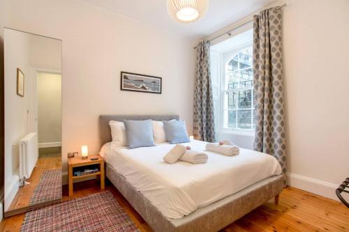 Afbeelding uit fotogalerij van JOIVY Spacious 2 Bed Apt in Ideal City Centre Location in Edinburgh
