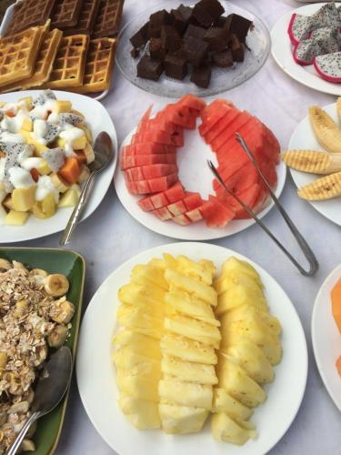 een hoop borden eten op een tafel bij Lattanavongsa guesthouse and Bungalows in Ban Ngoy-Nua