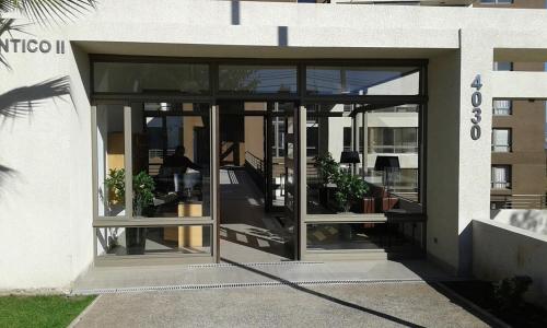 an entrance to a building with glass doors at Departamento Atlántico 4030 in Viña del Mar