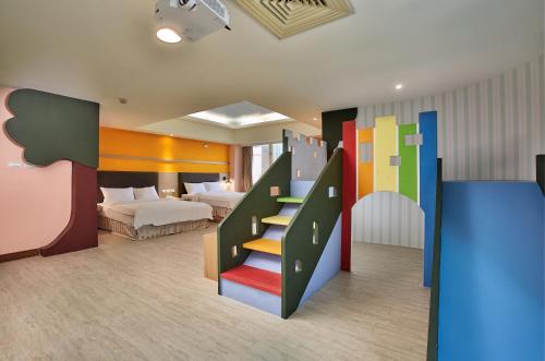 a hotel room with a bunk bed and a slide at Kenting City Gate Hotel in Hengchun