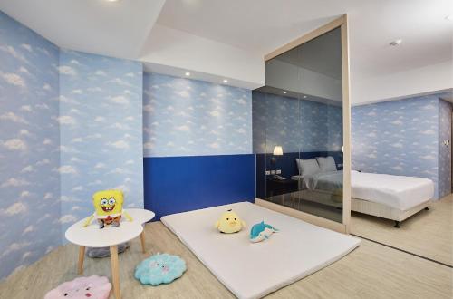 a room with a bedroom with a bed and a mirror at Kenting City Gate Hotel in Hengchun