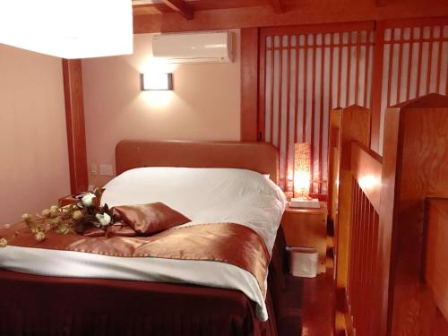 ein Schlafzimmer mit einem Bett mit Blumenarrangement darauf in der Unterkunft Pal Annex Katsuyama (Love Hotel) in Miyakomachi