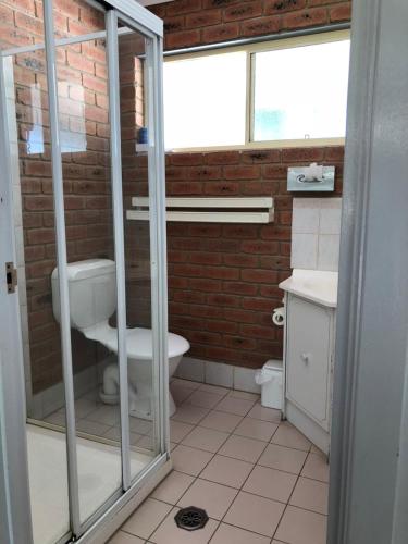 uma casa de banho com um WC e um lavatório em Bullanginya Lodge em Barooga