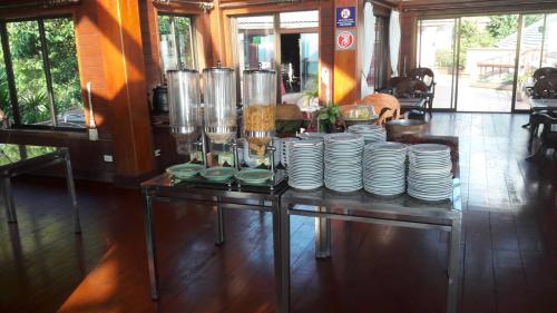 uma mesa com um monte de pratos em Samui Bayview Resort & Spa - SHA Plus em Chaweng Noi Beach