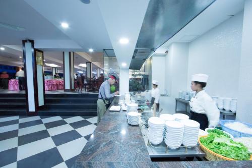 Επισκέπτες που μένουν στο Smiling Deluxe Hotel