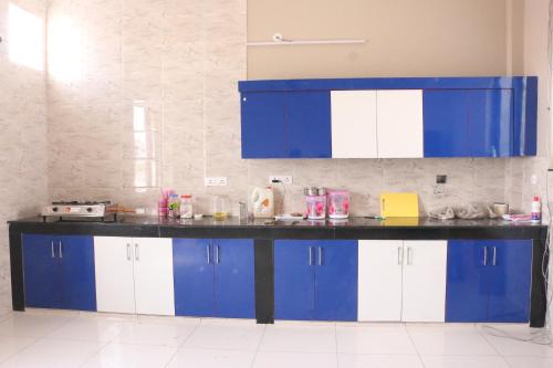 Η κουζίνα ή μικρή κουζίνα στο Hotel Reyansh