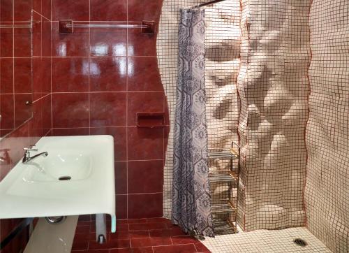 un baño con lavabo y ducha en Villa Kamala Beach, en Kamala Beach