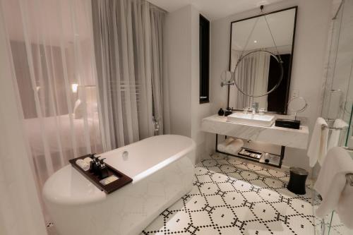 Ett badrum på Montgomerie Links Hotel & Villas